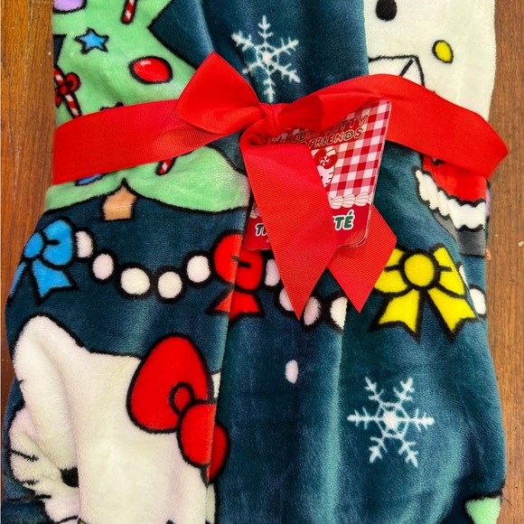 Hello kitty green Christmas throw - Picture 2 of 4